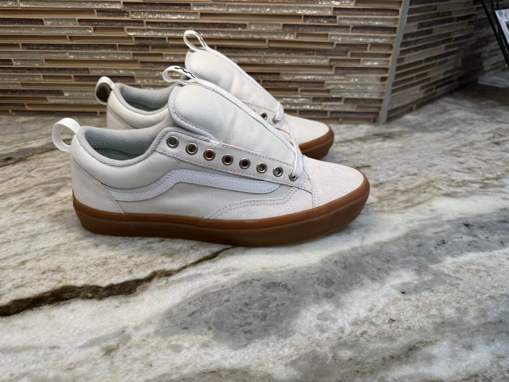 Vans Mens 9.5 Skate Shoes White Gum Sole Low Top Sneakers PopCush NWT